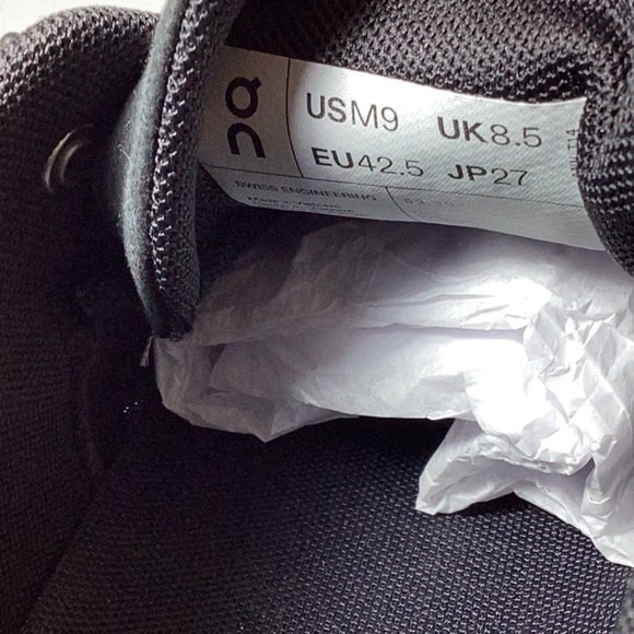 On Running Cloud 5 Running Black and White - Picture 7 of 10